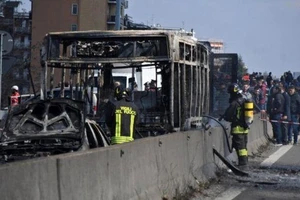 Tài xế tự phóng hỏa xe bus chở 51 học sinh