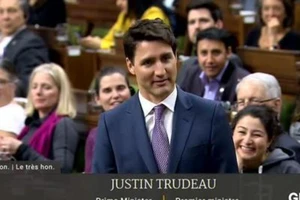 Video: Thủ tướng Canada xin lỗi vì ăn chocolate tại quốc hội