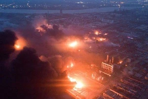 Video: Hoang tàn sau vụ nổ nhà máy hóa chất Trung Quốc