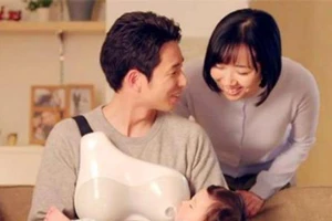 Sốc: Bố hoàn toàn có thể cho con bú như mẹ