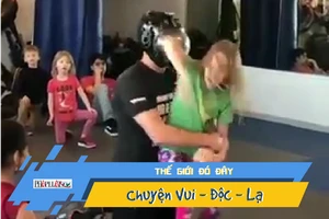 Video: Bé gái phản ứng bất ngờ khi bị ôm từ phía sau