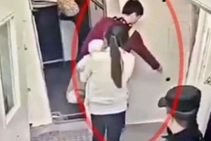 Lại thêm một người Trung Quốc ném xu cầu may khi lên máy bay