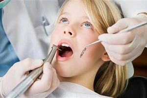 Hơn 1.200 học sinh có nguy cơ nhiễm HIV vì khám răng ở trường