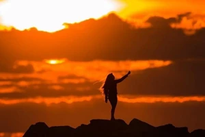 Cô gái rơi từ tầng 10 vì chụp ảnh tự sướng