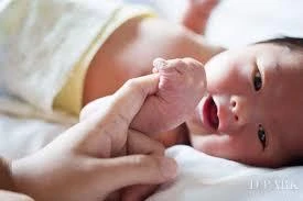 Kỳ lạ bé gái mới sinh đã trở thành trẻ 2 tuổi