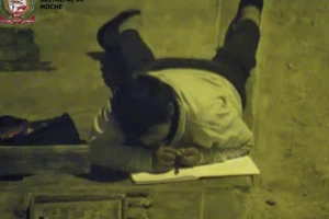 Cậu bé học bài dưới ánh đèn đường và cái kết bất ngờ