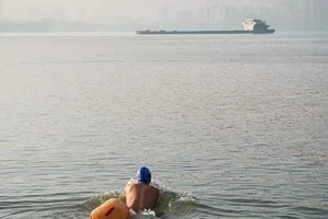  CEO Trung Quốc bơi vượt sông đi làm suốt 11 năm