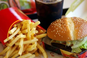 Gọi 911 vì muốn ăn hamburger, bé 5 tuổi được như ý