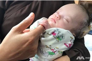 Hành trình sống sót kỳ diệu của em bé Việt bị mẹ treo trên cây