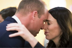 Lý do Thủ tướng Jacinda Ardern 'chạm mũi' Hoàng tử William