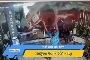 Video: Hú hồn hai thợ máy né xe tải rơi xuống đầu 