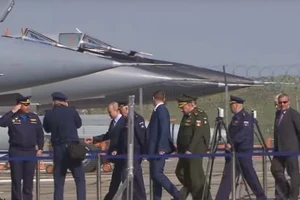 Video: Ông Putin thị sát chiến đấu cơ gắn tên lửa siêu thanh