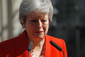 Video: Thủ tướng Theresa May bật khóc khi tuyên bố từ chức 