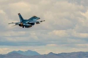 Video: Xem F-16 Mỹ sơn màu giống Su- 57 Nga lần đầu cất cánh