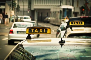 Bố mẹ để quên con mới sinh trên taxi sau khi mới ra viện