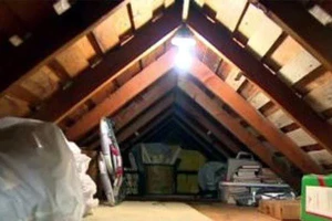 Hoảng hồn phát hiện bạn trai trốn trên gác mái gần tháng trời