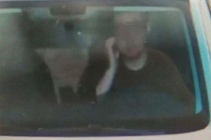 Bị phạt vì đưa tay gãi mặt khi lái xe