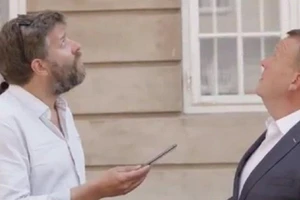 Video: Thủ tướng Đan Mạch suýt bị ngói rơi trúng đầu