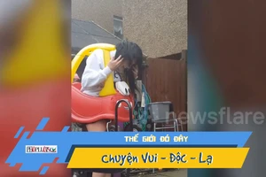 Video: Cười ngất với cô gái mắc kẹt trong xe đồ chơi