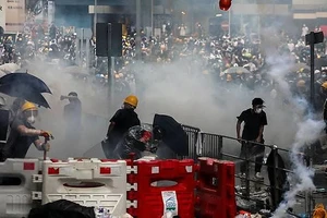 Hong Kong chìm ngập trong hơi cay và bạo loạn
