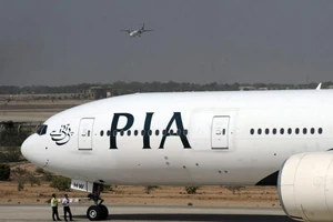 Hành khách mở cửa thoát hiểm máy bay vì tưởng nhầm là toilet