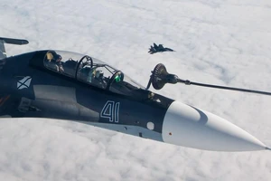 Ngoạn mục 2 tiêm kích Sukhoi tiếp nhiên liệu trên không