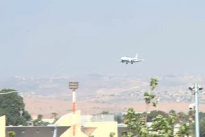 Máy bay chở 152 khách, hạ cánh khẩn dù lốp bị nổ tung