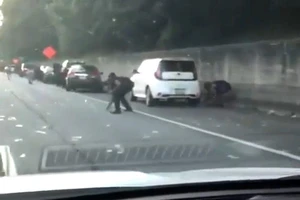 Xe chở tiền bung cửa, dân Mỹ lùa xuống đường 'hôi' của