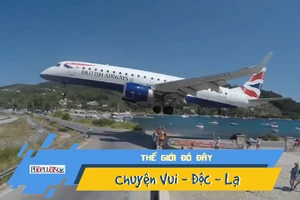 Hú hồn máy bay hạ cánh, sượt qua đầu người dân