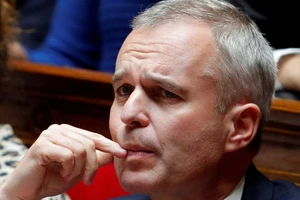 Bộ trưởng Pháp từ chức vì đãi tiệc tôm hùm