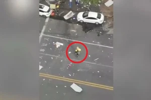 Lính cứu hỏa liều mình ôm bình gas bén lửa chạy khỏi đám cháy