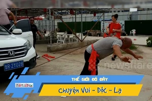 Người đàn ông dùng một tai kéo hai xe ô tô