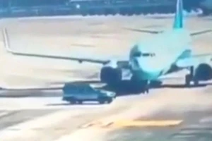 Ô tô suýt đâm vào máy bay sắp cất cánh 