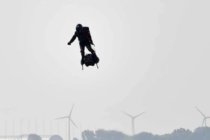 'Người bay' thất bại khi cưỡi ván trượt bay từ Anh sang Pháp