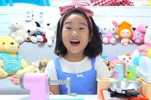 YouTuber 6 tuổi gây sốc khi mua nhà hàng triệu USD