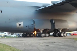 Máy bay vận tải Mỹ C-5M Super Galaxy bốc cháy khi hạ cánh