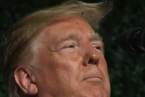 Ông Trump bị bọ đậu trên trán khi đang phát biểu