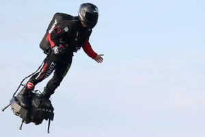 'Người bay' làm nên lịch sử, bay từ Pháp qua Anh bằng ván bay