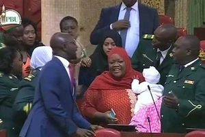 Nghị sĩ Kenya bị quốc hội mời ra ngoài vì mang con theo họp