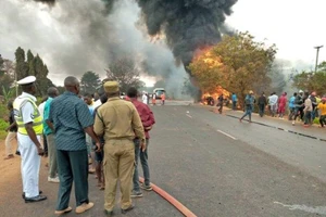 Gần 60 người chết vì vây quanh xe bồn để 'hôi' dầu