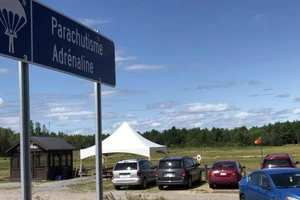 Sống sót kỳ diệu dù rơi khỏi máy bay ở độ cao 1.500 m