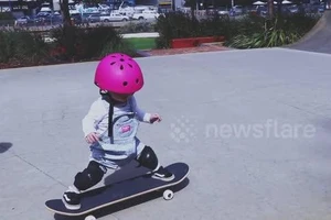 Vừa biết đi, bé một tuổi đã trượt ván chuyên nghiệp