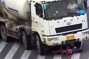 Sống sót kỳ diệu dù bị xe bồn kéo lê