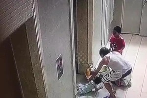 Xe đẩy kẹt thang máy, bé trai bị kéo lên không trung