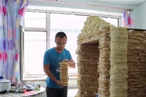 Cha làm căn nhà mì gói tặng con trai sắp chào đời