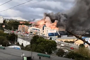 Cháy dữ dội ở trung tâm mua sắm lớn của Nga