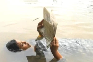 Nàng tiên cá Ấn Độ ăn, ngủ, đọc sách đều dưới nước