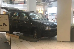 Mang xe hơi đại náo trung tâm mua sắm