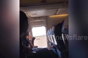 Máy bay bị hoãn vì du khách mở cửa thoát hiểm để... hóng gió