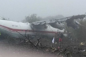 Máy bay hạ cánh khẩn bất thành, chỉ 3 người sống sót